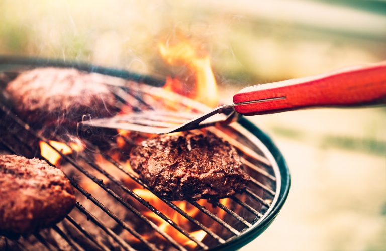 carne grigliata sul fuoco