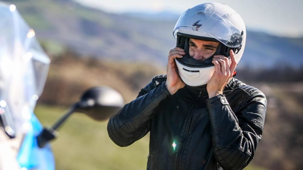 uomo che indossa casco