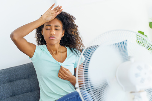 Un semplice ventilatore non basta con il caldo estremo! Esistono ventilatori che producono aria fredda?