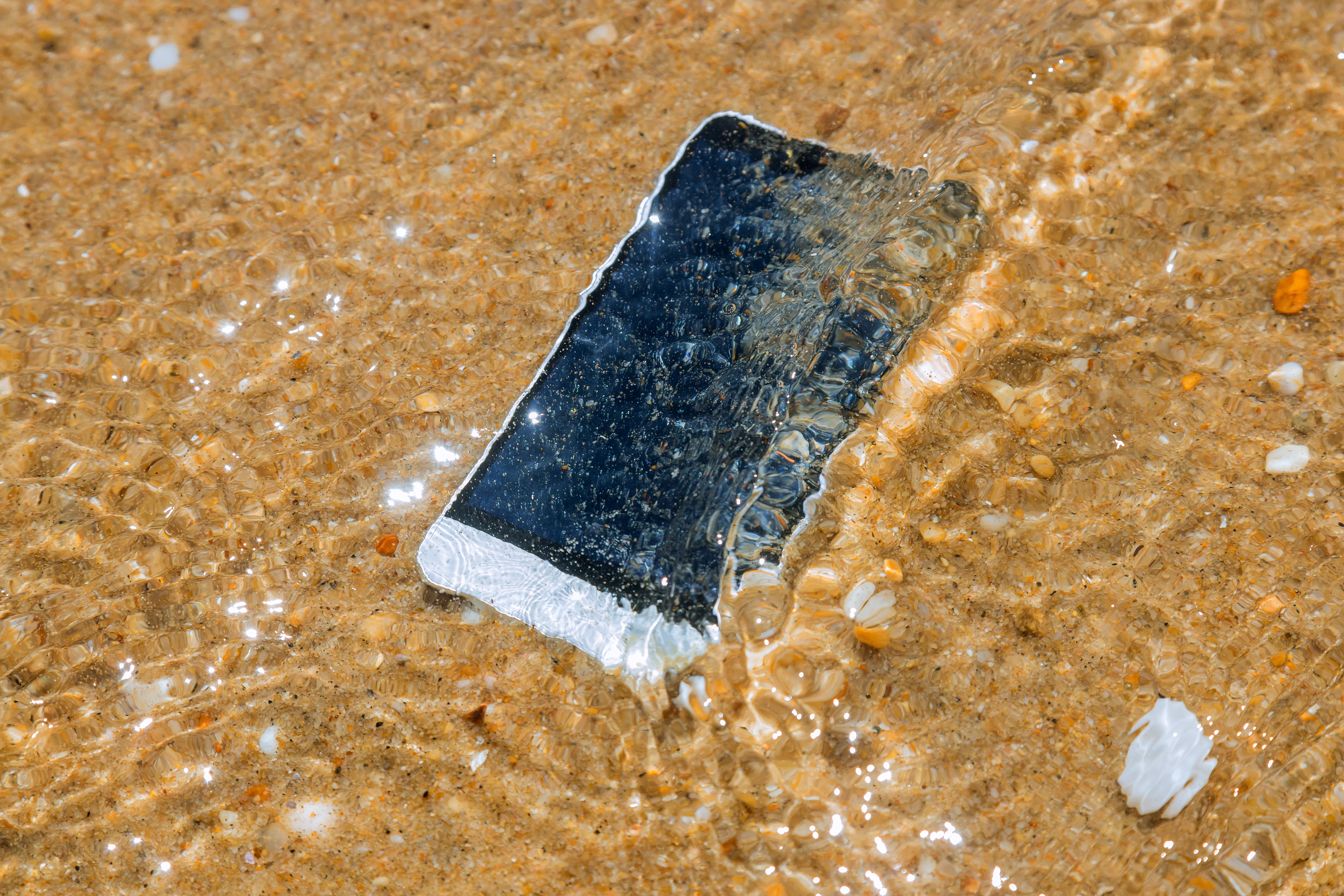 Telefono caduto in acqua: soluzioni rapide