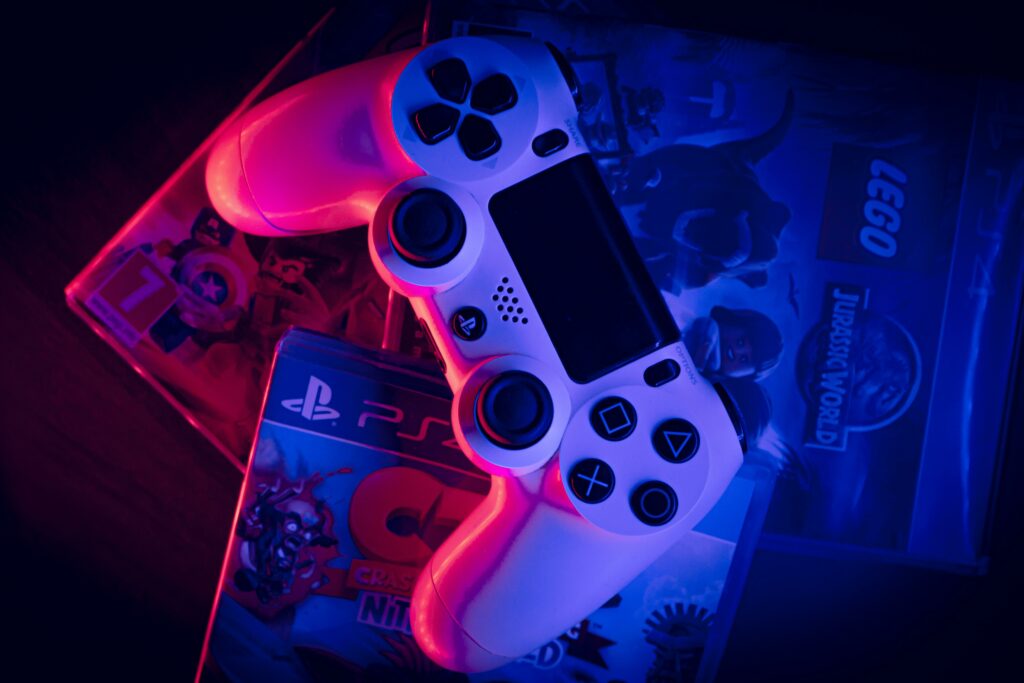 Un controller PS4 posizionato su dei giochi PS4