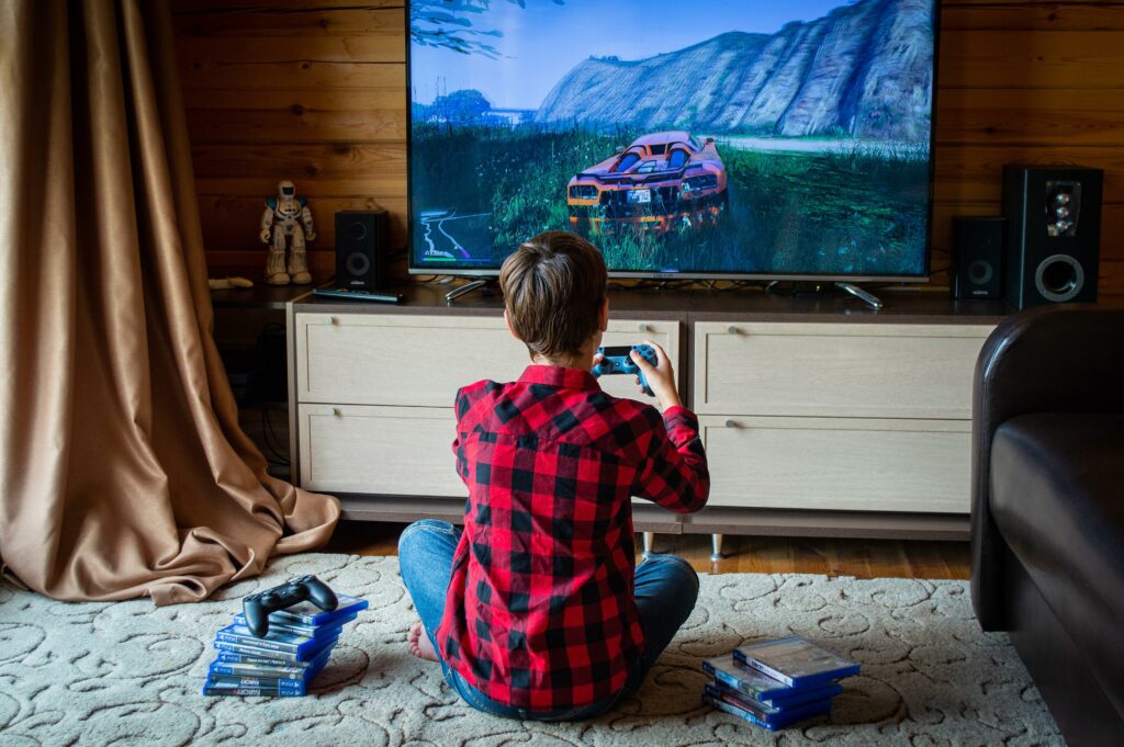 Bambino che gioca alla PlayStation